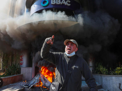 MANIFESTANTES INCENDIAN BANCOS EN LÍBANO TRAS DEVALUACIÓN DE SU MONEDA