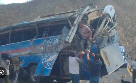 AL MENOS 15 MUERTOS POR ACCIDENTE EN AUTOPISTA CUACNOPALAN–OAXACA