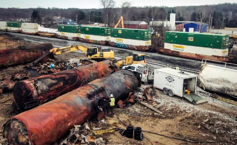 ALARMA EN OHIO POR DESCARRILAMIENTO DE TRENEN LLAMAS QUE LIBERÒ GASES VENENOSOS