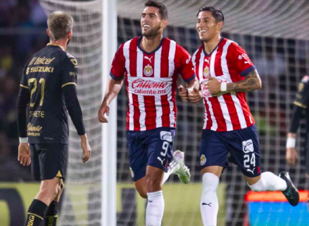 CHIVAS MANTIENE HEGEMONÍA SOBRE PUMAS-UNAM Y SUBE AL CUARTO LUGAR