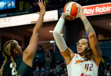 TRAS SU ENCARCELAMIENTO EN RUSIA POR POSESIÓN DE DROGAS, BRITTNEY GRINER VUELVE AL BASQUETBOL EN EU