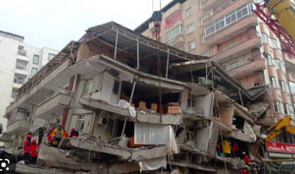 NUEVO TERREMOTO DE 6.4 SACUDE FRONTERA ENTRE TURQUÍA Y SIRIA; ALERTAN POR RIESGO DE TSUNAMI