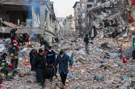 SISMO DE 5.6 DERRIBA MÁS CONSTRUCCIONES EN TURQUÍA; 1 MUERTO