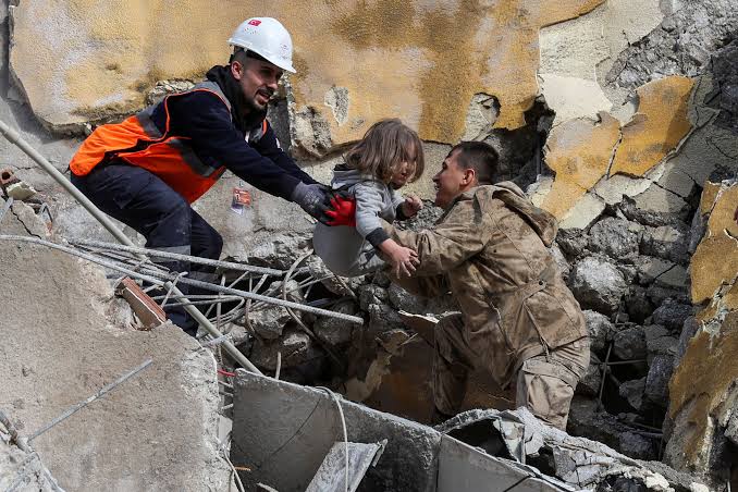 AUMENTA A MÁS DE SIETE MIL MUERTES POR TERREMOTO EN TURQUÍA Y SIRIA