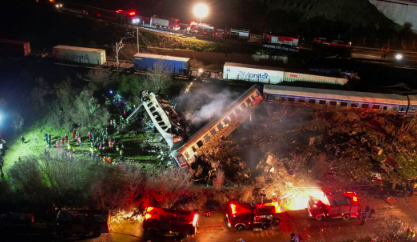 CHOCAN DE FRENTE DOS TRENES EN GRECIA CON SALDO PRELIMINAR DE 26 MUERTOS Y 85 HERIDOS