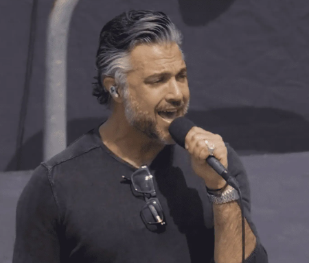 JAIME CAMIL ENTONA EL HIMNO NACIONAL DE EU; SE EQUIVOCA Y LO TUNDEN EN REDES