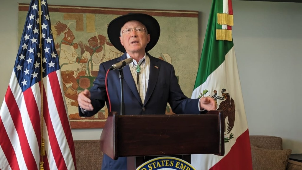 EU TRIPLICARÀ ACCIONES PARA FRENAR EL FLUJO DE ARMAS A MÉXICO: KEN SALAZAR