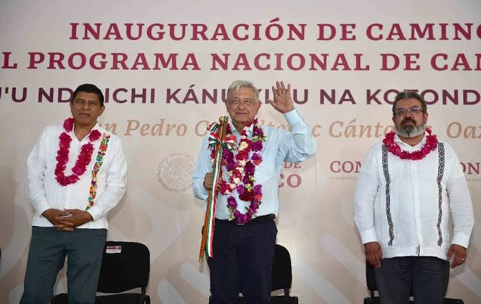 SE COMPROMETE AMLO A TERMINAR CAMINOS EN MUNICIPIOS DE OAXACA