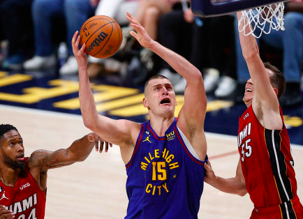 LOS NUGGETS RECUPERAN VENTAJA EN LA NBA SOBRE HEAT DE MIAMI CON UN HISTÓRICO JOKIC)