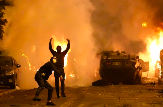 IMPONEN TOQUE DE QUEDA EN PARÍS TRAS VIOLENTOS DISTURBIOS