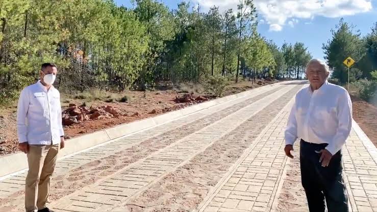 GOBIERNO CUMPIRÀ CON CONSTRUCCIÒN DE 222 CAMINOS ARTESANALES: AMLO