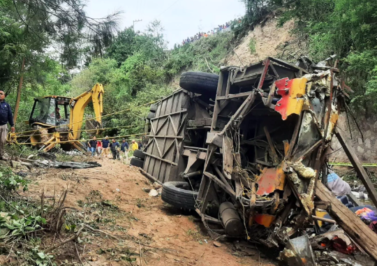 VOLCADURA DE AUTOBÚS EN OAXACA DEJA AL MENOS 29 MUERTOS