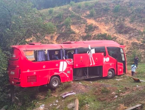 SE DESBARRANCA AUTOBÙS DE PASAJEROS EN HIDALGO; HAY 15 HERIDOS GRAVES