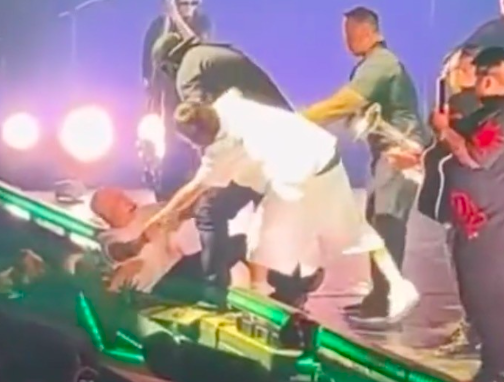 GUARDAESPALDAS DE PESO PLUMA ATACA A UN FAN EN PLENO CONCIERTO