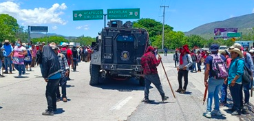 LIBERAN A LOS 13 RETENIDOS Y REABREN AUTOPISTA DEL SOL EN CHILPANCINGO