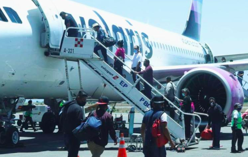 LAS AEROLÍNEAS DEBERÁN INDEMNIZAR A PASAJEROS POR SOBREVENTA DE VUELOS: SCJN