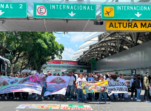 DEFENSORES DE CORRIDAS DE TOROS Y PELEAS DE GALLOS BLOQUEAN AEROPUERTO DE CDMX