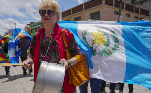 CANDIDATA PRESIDENCIAL EN GUATEMALA DETIENE SU CAMPAÑA PARA SOLIDARIZARSE CON SU CONTRINCANTE