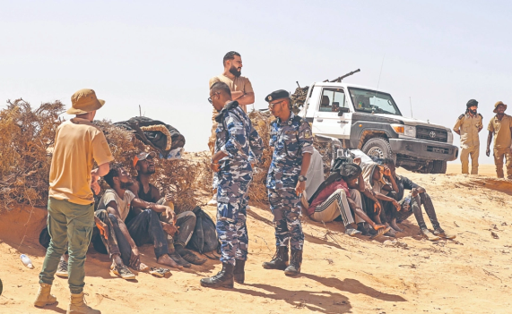RESCATAN A MIGRANTES EN ZONA DESÉRTICA EN LIBIA