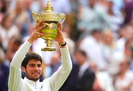 EL ESPAÑOL CARLOS ALCARAZ CONQUISTA WIMBLEDON TRAS VENCER A DJOKOVIC