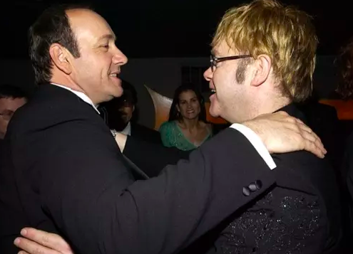 ELTON JOHN TESTIFICA EN EL JUICIO DE KEVIN SPACEY POR MEDIO DE UNA VIDEOLLAMADA