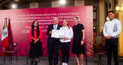 AMLO ENTREGA RECONOCIMIENTOS A MEXICANOS QUE PARTICIPARON EN LOS CENTROAMERICANOS