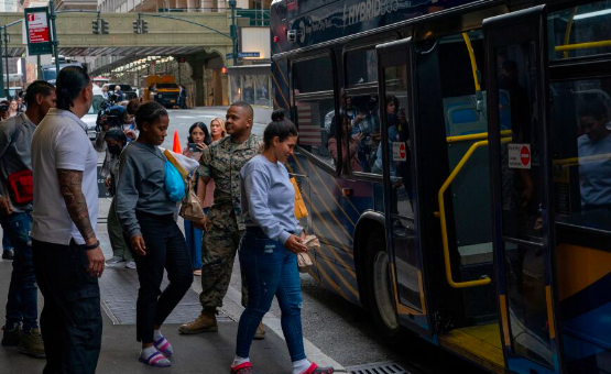 NUEVA YORK DISTRIBUYE FOLLETOS A INMIGRANTES EN LA FRONTERA PARA QUE «CONSIDEREN OTRA CIUDAD»