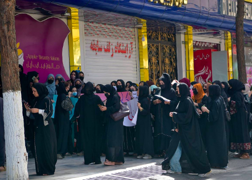 DISUELVEN TALIBANES, CON VIOLENCIA, PROTESTA DE AFGANAS CONTRA CIERRE DE SALONES DE BELLEZA