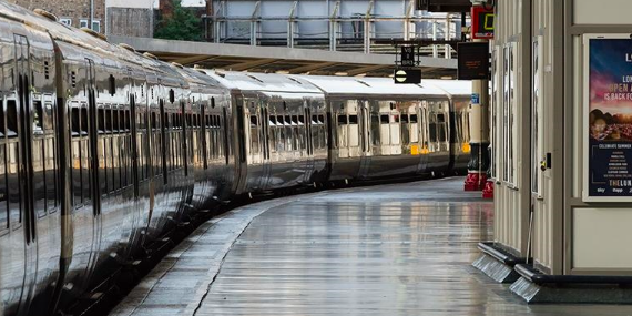NUEVAS HUELGAS EN REINO UNIDO IMPACTAN EN HOSPITALES Y FERROCARRILES