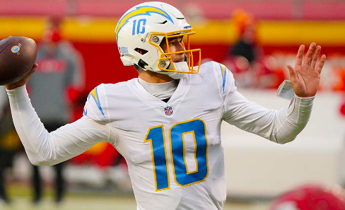 CHARGERS RENUEVAN AL QUARTERBACK JUSTIN HERBERT HASTA 2029