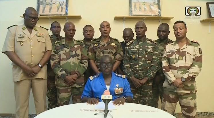 MILITARES DE NÍGER DERROCARON AL PRESIDENTE MOHAMED BAZOUM Y DECLARAN TOQUE DE QUEDA