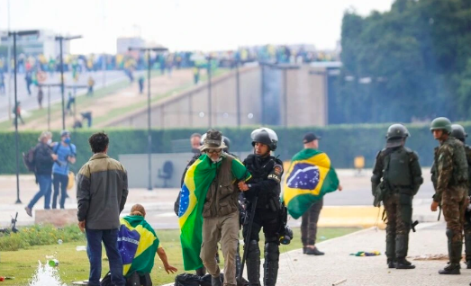 FUERZAS MILITARES SIN RESPONSABILIDAD EN ASALTO GOLPISTA EN BRASIL