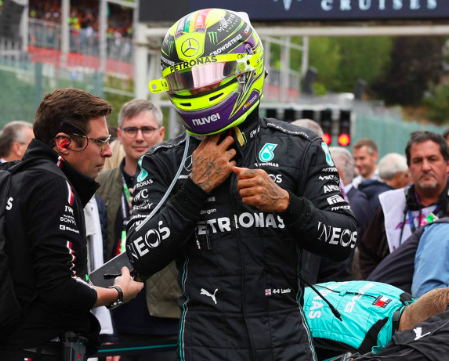 LEWIS HAMILTON LANZA ‘PEDRADA’ AL MEXICANO “CHECO” PÉREZ
