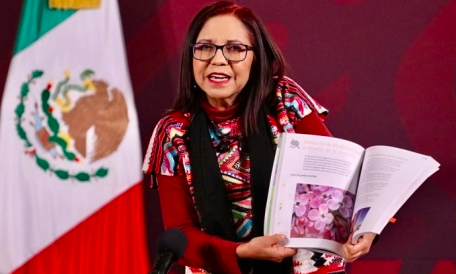 CUMPLE SEP SU LABOR AL ENTREGAR LIBROS DE TEXTO A ALUMNOS: LETICIA RAMÍREZ