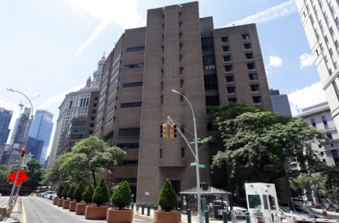 PROPONE NUEVA YORK ALBERGAR A MIGRANTES EN PRISIÓN CERRADA