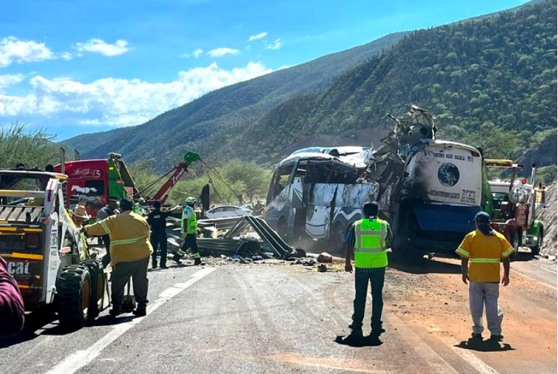 Vuelca autobús con migrantes en Oaxaca; reportan 18 muertos