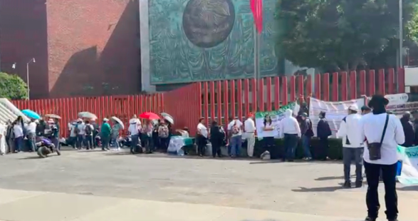 MESTROS DE EDUCACIÒN MEDIA SUPERIOR BLOQUEAN CÀMARA DE DIPUTADOS; OBLIGAN A SUSPENDER SESIÒN