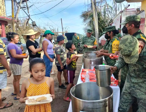 AVANZAN ACCIONES DE AYUDA A DAMNIFICADOS POR OTIS EN ACAPULCO; SON 48 LOS MUERTOS