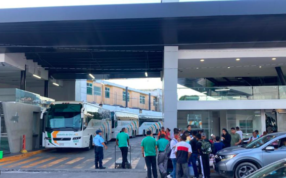 SE SATURA CHILPANCINGO CON ACAPULQUEÑOS QUE BUSCAN ALIMENTOS, AGUA Y COMBUSTIBLE