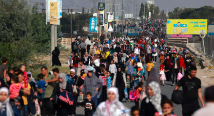 MILES DE PALESTINOS HUYEN A PIE DE GAZA; ISRAEL ESTRECHA CERCO SOBRE HAMAS