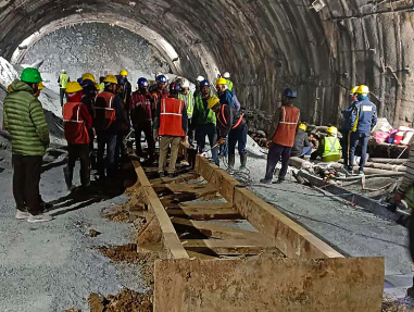 SIGUEN LABORES DE RESCATE PARA SALVAR A 40 OBREROS ATRAPADOS EN UN TÚNEL EN INDIA