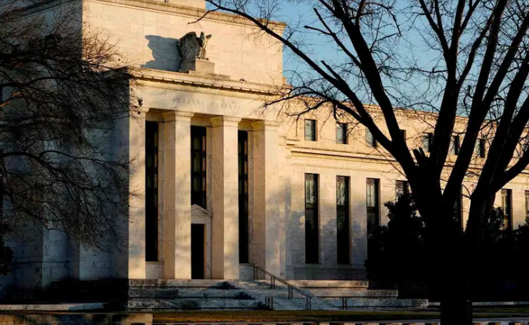 FED vuelve a mantener las tasas de interés; dice necesitar ‘más confianza’ en la inflación de EU