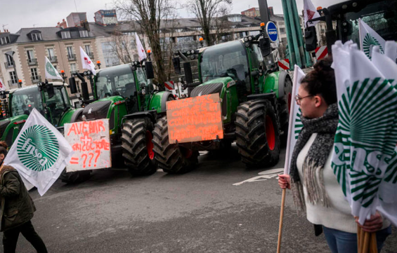 DETIENEN A 100 AGRICULTORES EN FRANCIA POR PROTESTAR PARA EXIGIR AYUDA EMERGENTE PARA PRODUCIR