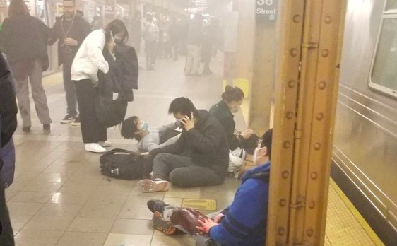 TIROTEO ENTRE ADOLESCENTES EN EL METRO DE NUEVA YORK CAUSA TERROR, DEJÓ SALDO DE UN MUERTO Y CINCO HERIDOS
