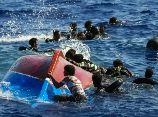 RESCATAN A 141 MIGRANTES MARROQUÍES EN ALTAMAR; PRETENDÌAN LLEGAR A ISLAS CANARIAS