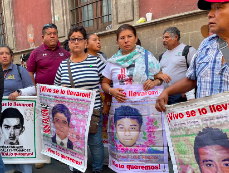 PADRES DE LOS 43 NORMALISTAS DE AYOTZINAPA PIDEN “PUENTE” DE COMUNICACIÒN CON SHEINBAUM