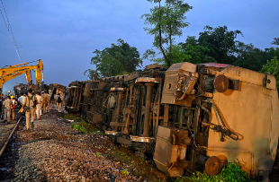CHOQUE DE TRENES EN INDIA DEJA AL MENOS 8 MUERTOS; REPORTAN 50 HERIDOS
