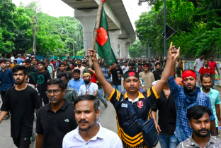 PROTESTAS EN BANGLADESH CONTRA MINISTRA SHEIKH HASINA DEJAN 77 MUERTOS