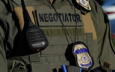 `ICE` LANZA CAMPAÑA PARA RECLUTAR MILES DE AGENTES PARA DEPORTAR A MIGRANTES