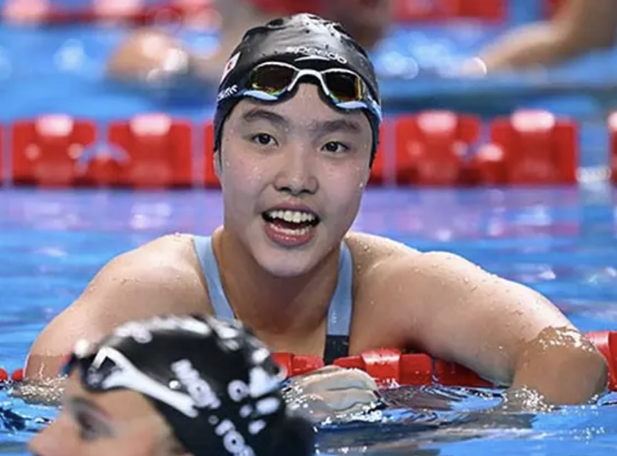 NADADORA CHINA DE 12 AÑOS SORPRENDIÓ; QUEDÒ A SEIS CENTÉSIMAS DE SUBIR AL PODIO
